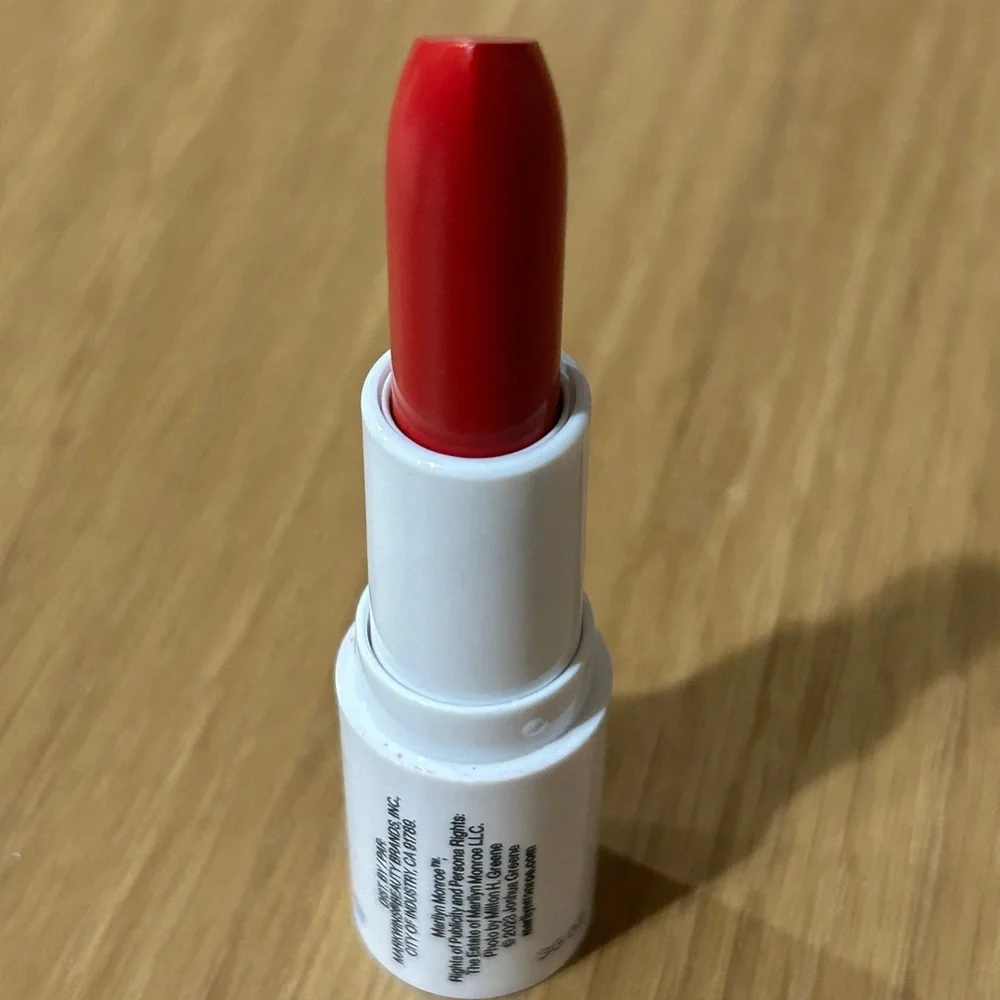 Wet n Wild Marilyn Monroe Bold Red Lipstick - Picture 15 of 16